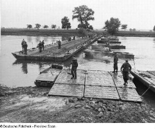 Deutschland . Nationale Volksarmee - Landstreitkräfte. Taktische Übung der Pioniertruppen. Einschwimmen einer Pontonbrücke zur Anlegerampe, rechts Bugsierboote
