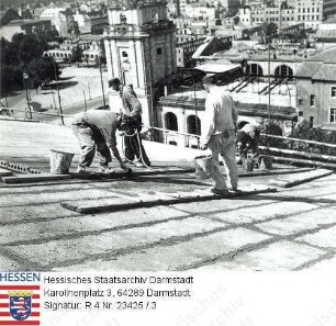Darmstadt, Landestheater / Bild 3: Theaterdach mit Arbeitern beim Fugenvergießen