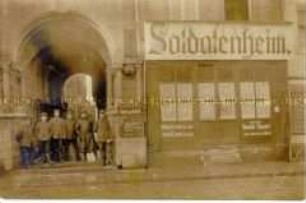 Soldaten neben einem Soldatenheim