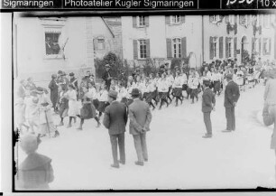 Volksfest Sigmaringen 1924; Kindergruppe beim Festumzug in der Antonstraße, im Hintergrund: Weinhaus Nell (Eckgebäude)