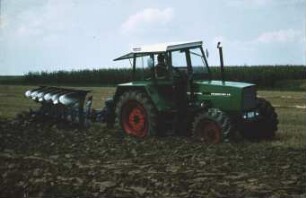 Fotografie: Wendende Bodenbearbeitung, Volldrehpflug, Allradtraktor, Ballastierung