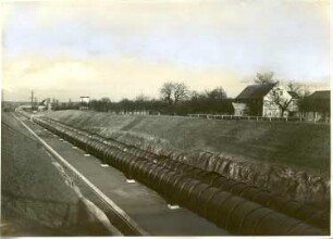 Dresden-Oberwartha. Pumpspeicherwerk Niederwartha. Großspeicheranlage Oberwartha (Baubeginn 1928). Rohrleitung. Blick gegen Wohnhaus