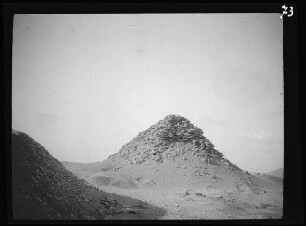 bei Memphis (Ägypten): Reste der Pyramide bei Saqqarah aus Ziegelsteinen