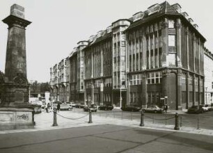 Berlin, Burgstraße 26 und 27. Geschäftshäuser (um 1900). Blick vom Brückenkopf der Friedrichsbrücke
