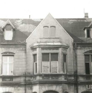 Cottbus, Karl-Liebknecht-Straße 6/Ecke Roßstraße. Wohn-ubnd Verwaltungsgebäude (URANIA Landeszentrum Cottbus). A. 20. Jh. Risalit (OG und Giebel, Karl-Liebknecht-Straße)