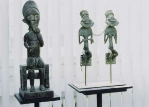 Afrikanisches Königspaar : Raumaufnahme mit "Afrikanischer Figur" (2002; R. Frenzel) und "Afrikanischem Königspaar" (2002; C. Pischler)