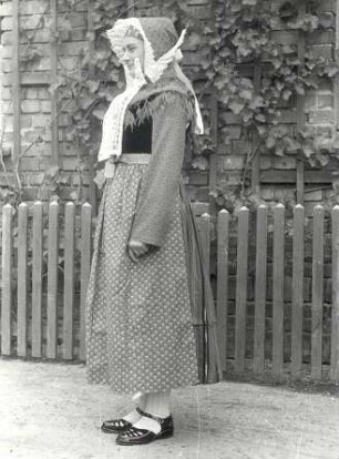 Tracht aus Nochten : Kleidung - Truhentracht. Ort: Wochozy / Nochten. Sonntags- und Kirchgangstracht der Mädchen im Sommer (Rekonstruktion)