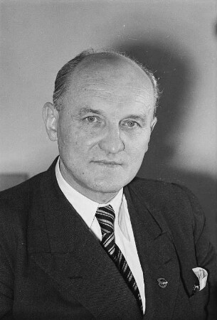 Dresden. Wilhelm Adam (NDPD), Minister für Finanzen, 1950-1952, in der Landesregierung Sachsen (ehemaliger 1. Adjutant der 6. Armee unter Generalfeldmarschall Friedrich Paulus), 1950