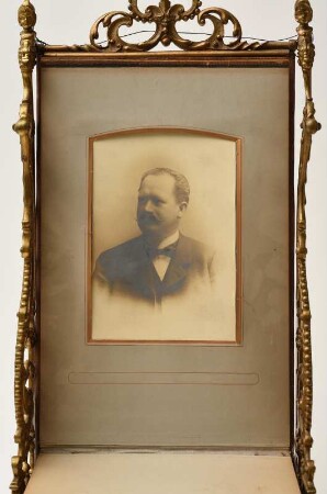 15. Portrait: Gewerbeinspektor M. Kohlsdorf in Wurzen : Patentierter Bilderständer. "In Ehrerbietung gewidmet von den Gewerbeinspektoren des Königreichs Sachsen"