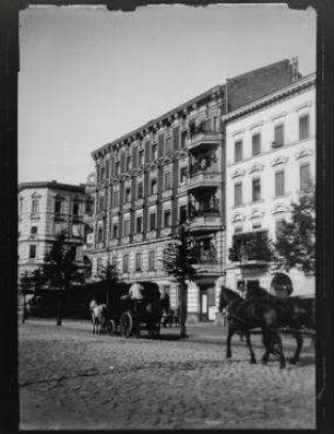 Ohne Titel (Das Haus Nr. 88 in der Sophie-Charlotten-Straße; im 4. Stock Zilles Wohnung)