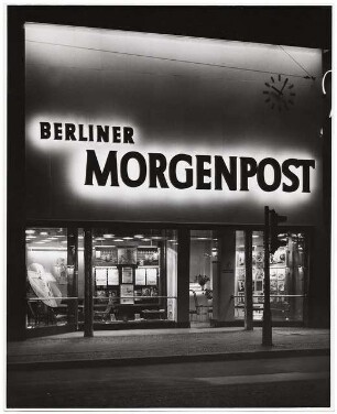 Morgenpost-Filialen, Berlin-Steglitz Ladenausbau: Außenansicht bei Nacht, frontal