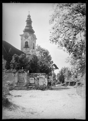 Österreich, Leoben. Kirche Sankt Jakob, Alter Friedhof und Wegkreuz
