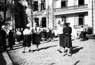 Bukarest: Schulmädchen tanzen im Hof