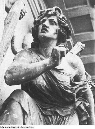 Nordgiebel des Königlichen Hoftheaters in Dresden : Rietschel, Ernst. Nordgiebel des Königlichen Hoftheaters Dresden. Sandstein. Dresden, 1839/1841. Detail: Erste Erinye. Bautzen, Altes Stadttheater, Mittelrisalit, Rietschel-Giebel