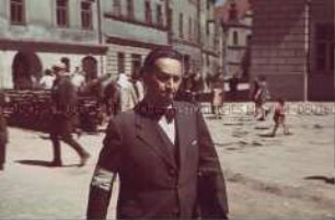 Mann mit Davistern-Armbinde und Aktentasche auf dem Marktplatz im jüdischen Viertel von Lublin