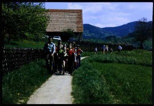 Glottertal, Oberglottertal: Schülergruppe auf Weinbergweg