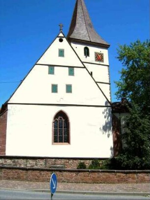 Kirche von Süden über Langhaus (Gotischer Neubau 1425 in Nord-Süd Richtung) sowie Kirchturm (im Kern Romanischer Chorturm mit Turmchor über Kirchhofmauer (Wehrgang 1800 abgetragen)