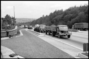 Ammerich: LKW und PKW's auf der Autobahn Köln - Frankfurt bei Ammerich