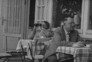Fährhaus Rothenhusen: Frau mit Feldstecher [beim Café Rothenhusen Fährhaus]
