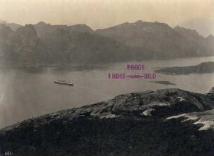 Digermulen auf Hinnöy/Lofoten. Blick vom Digermulenkollen (388 m) auf den Fjord mit Hochseepassagierdampfer "Victoria Luise"