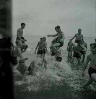 Arbeitsmänner des Reichsarbeitsdienstes beim Baden auf Rügen