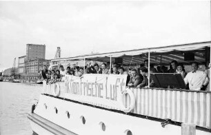 "Aktion frische Luft" auf Rheinstromfahrt (näherer Zusammenhang nicht feststellbar).