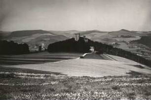 Ruine Kasselburg bei Gerolstein : Vulkanische Eifellandschaft. Vordergrund Ruine Kasselburg bei Gerolstein