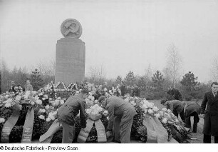 Kranzniederlegung zum 34. Jahrestag der Großen Sozialistischen Oktoberrevolution auf dem Trinitatisfriedhof