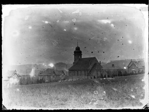 Kirche mit Krankengebäuden (F9, M6, Dach von M9) und Leichenhaus (vl) in Richtung Burgruine Weibertreu