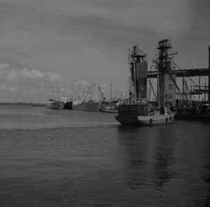 Stralsund. Hafen mit Kränen und Schiffen