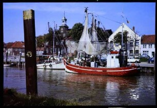 Tönning: Fischereihafen, mit rotem Kutter