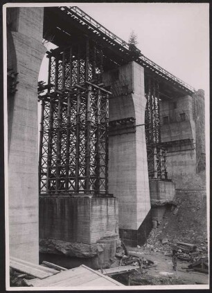 Baustelle einer Eisenbahnbrücke
