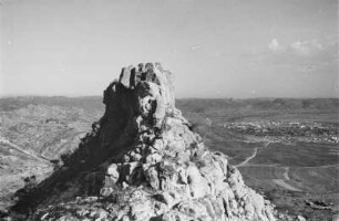 Granit Amba bei Dekemhare : Granit Amba. Rechts im Hintergrund wahrscheinlich die Stadt Dekemhare.