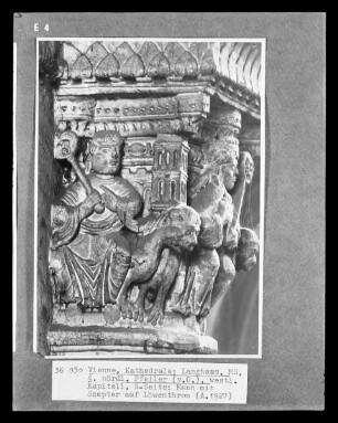 Westliches Kapitell mit Darstellung von drei Männern auf Löwenthronen