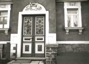 Cossebaude-Niederwartha, Meißner Straße 9/11. Doppelwohnhaus (um 1895). Portal und Erdgeschoßfenster