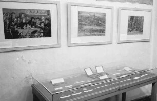 Konstanz: Ausstellung des Instituts für Reformations- und Kirchengeschichte der böhmischen Länder, Gemälde über Vitrinen mit Münzen