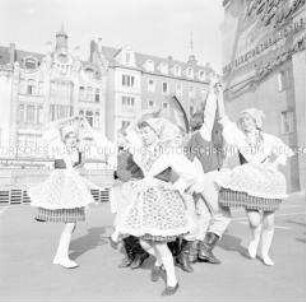 Aufführung von mecklenburgischen Volkstänzen auf dem Augustusplatz während des Festes der Freundschaft in Leipzig