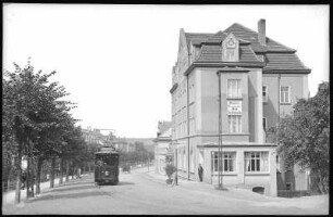 Naumburg. Bahnhofstraße mit Straßenbahn