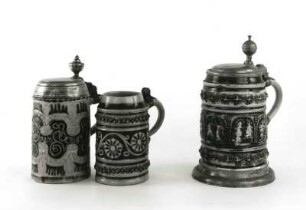 Drei Krüge : Drei Krüge. Steinzeug; Höhe 14 cm, 21 cm und 23 cm (1701/1800). Dresden: Kunstgewerbemuseum 47662, 47664 und 47672