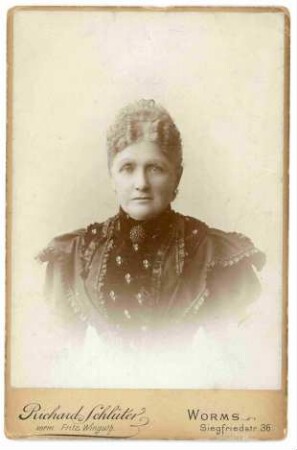 Portraitaufnahme von Frau Charlotte Schöller-Meyer