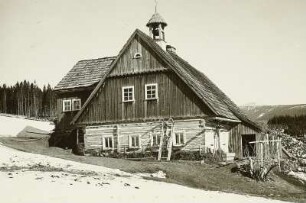 Groß Aupa (heute Pec pod Sněžkou-Velká Úpa / Tschechien). Ortsteil Urlasgrundbauden. Riesengebirgshaus. Im Hintergrund rechts die Schneekoppe