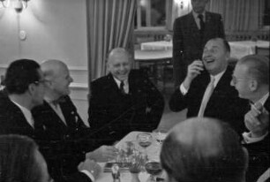 Glotterbad: Kurhaus; am Tisch: links, Baudirektor Linde