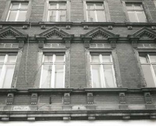 Wurzen, Wenceslaigasse 30. Wohnhaus (bezeichnet 1891). Obergeschossfenster