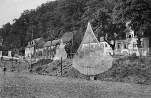 Meißen. Schleppsäcke, an der Uferböschung zum Trocknen aufgehängt