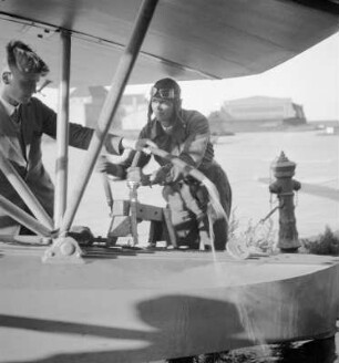 Rostock-Warnemünde. Deutsche Verkehrsfliegerschule, Zweigstelle Seefliegerschule Warnemünde. Abpumpen des Bilgenwassers bei einem Flugzeug Heinkel HD 24