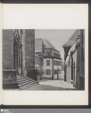 Vor dem turmgekrönten gotischen Portal