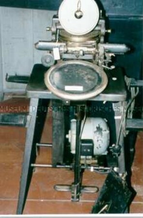 Prägemaschine zur Prägung von Metallmatrizen für Adressierdruckmaschinen