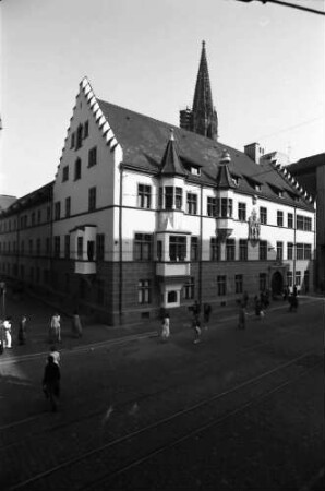 Freiburg: Außenansicht des Basler Hofes, sommerlich