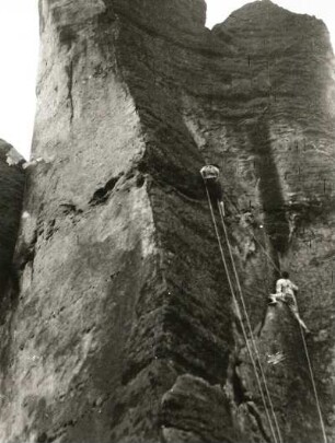 Sächsische Schweiz. Affensteine, Domwächter. Seilschaft Karlheinz Gonda, Gerhard Walpert und G. Straube. 2. Begehung der Westwand. (VIIIa). 4.8.1946