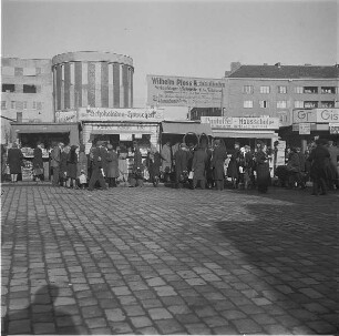 Berlin-Wedding. Stadtteilansicht mit Verkaufsständen und Passanten (Serie "Berliner Alltag")